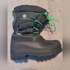Kids, black snow boots. Worn once. Great Condition size 12 zip up on side.